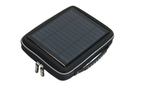 Energiekick für unterwegs mit Solarhülle AB-400 für iPads und Tablets.